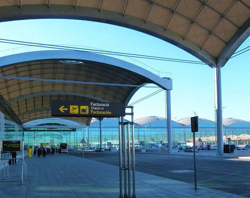Alicante airport transfers shuttle check-in desks.